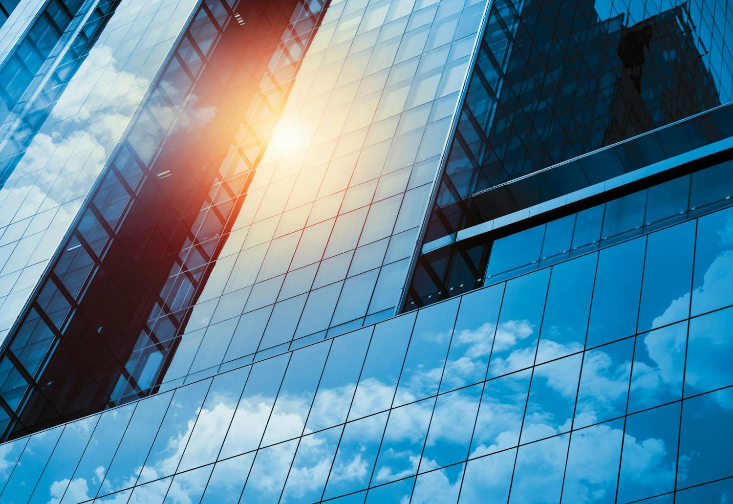 Himmelvägg Himmel reflekterad på byggnad